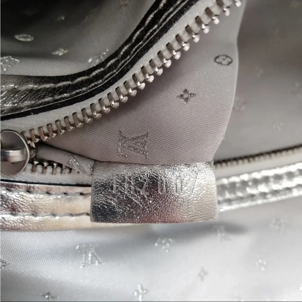 Authentic Louis Vuitton Suhali Lockit MM Silver - EUC - Rare piece from 2007 - Picture 11 of 11